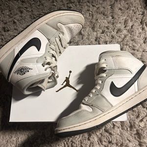2021 women’s Air Jordan 1 Mid ‘Grey fog’